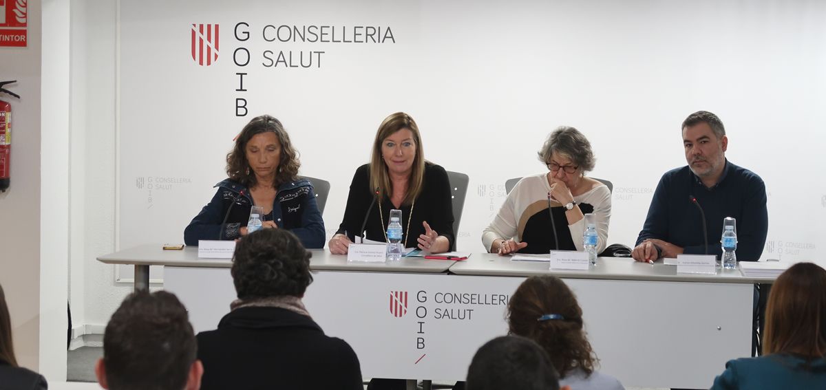 Rosa María Hernández, Patricia Gómez, consejera de Salud, Rosa María Alberdi y Carlos Villafáfila.