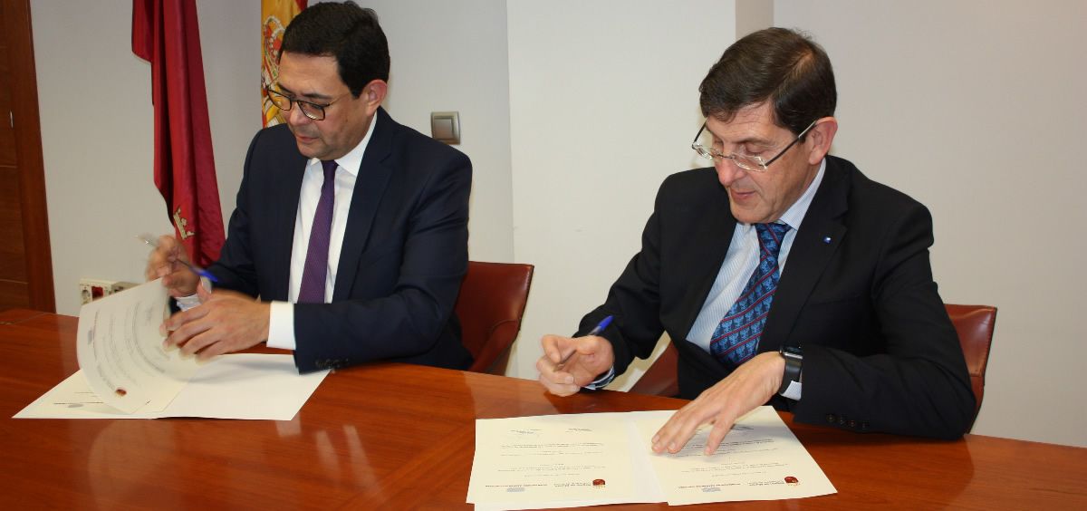 Manuel Villegas, consejero de salud de Murcia, durante la firma del convenio con la Fundación Amancio Ortega