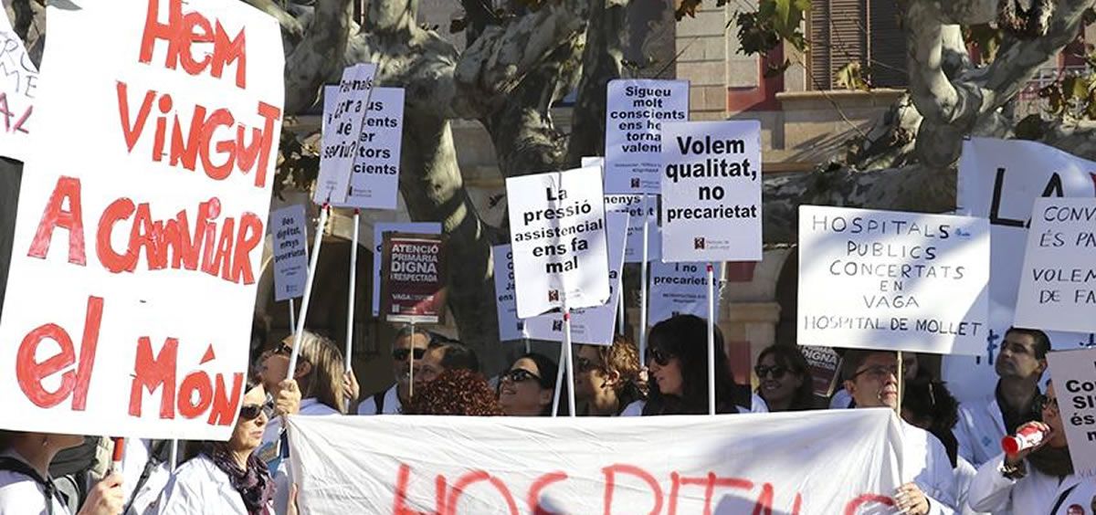 Protestas de los profesionales de la sanidad concertada en Cataluña.