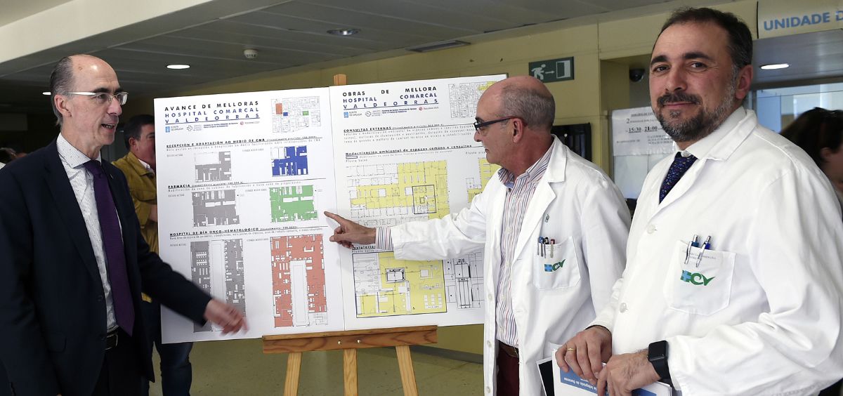 El consejero de Sanidad, Jesús Vázquez Almuiña, durante su visita al Hospital Comarcal de Valdeorras