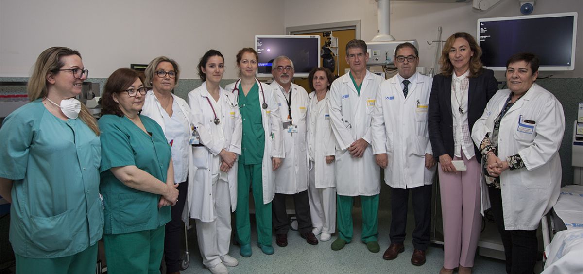 La consejera de Salud, María Martín, junto a miembros del Hospital San Pedro