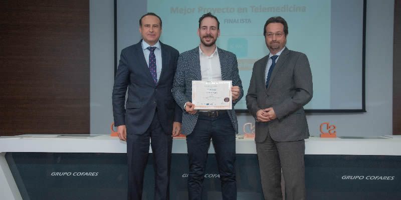 Lorenzo Álvarez Rodríguez, cofundador de CareWound, recogiendo el diploma de finalista de los premios SaluDigital