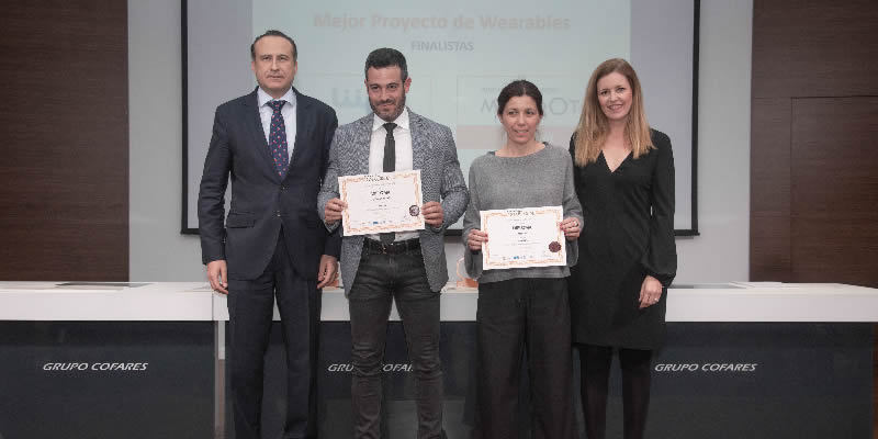David Güemez, cofundador de Wearables Inteligentes y Anna Román, responsable de Marketing de Mowoot, recogiendo sus diplomas de los Premios SaluDigital