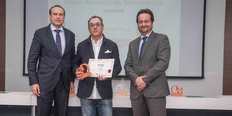 Josep Garcés Nafarrate, director general de Idemm Farma, tras recibir el Premio SaluDigital al mejor proyecto de Telemedicina