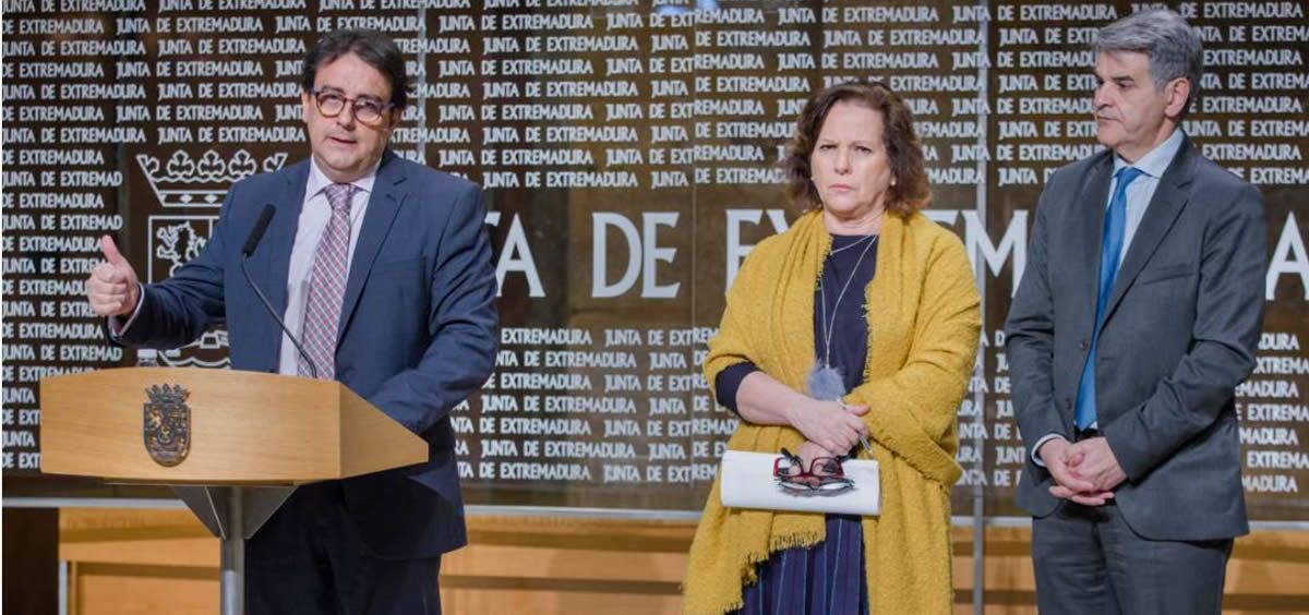 De izquierda a derecha: José María Vergeles, Azucena Martí y Ceciliano Franco, en la presentación del 'Informe 2018 de Alcohol, Tabaco y Drogas Ilegales en España'