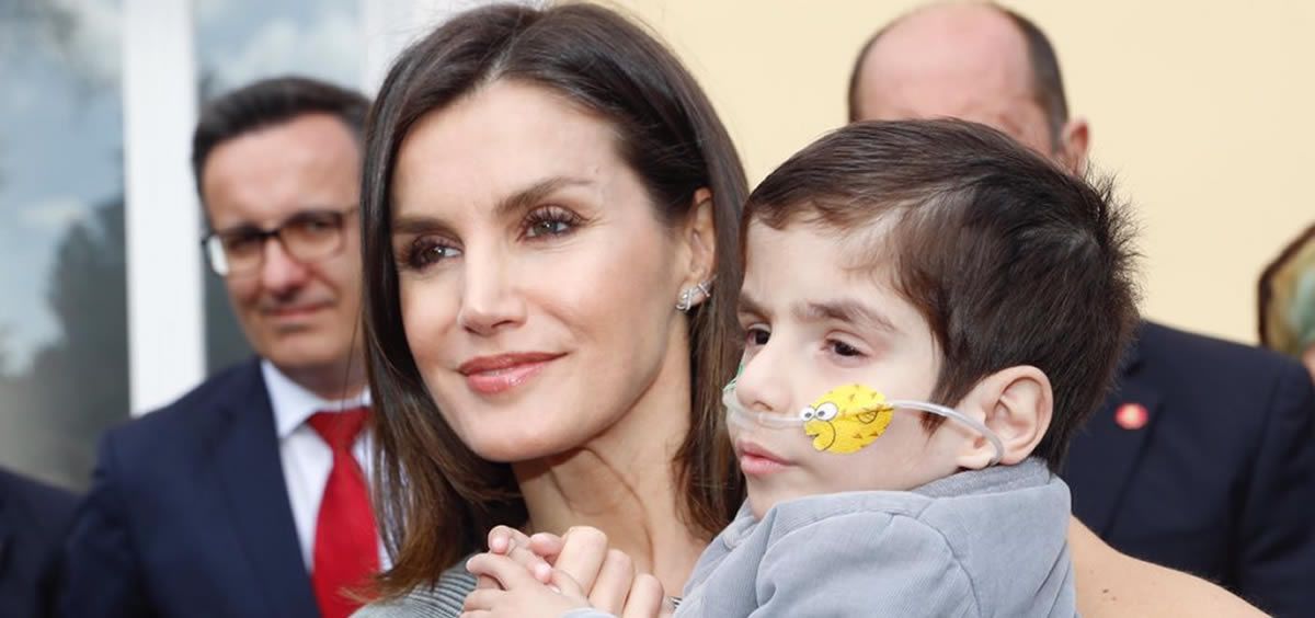 La reina Doña Letizia, junto a un niño afectado por una enfermedad rara.