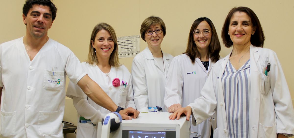 Profesionales de Rehabilitación del Hospital de Toledo con el nuevo equipo