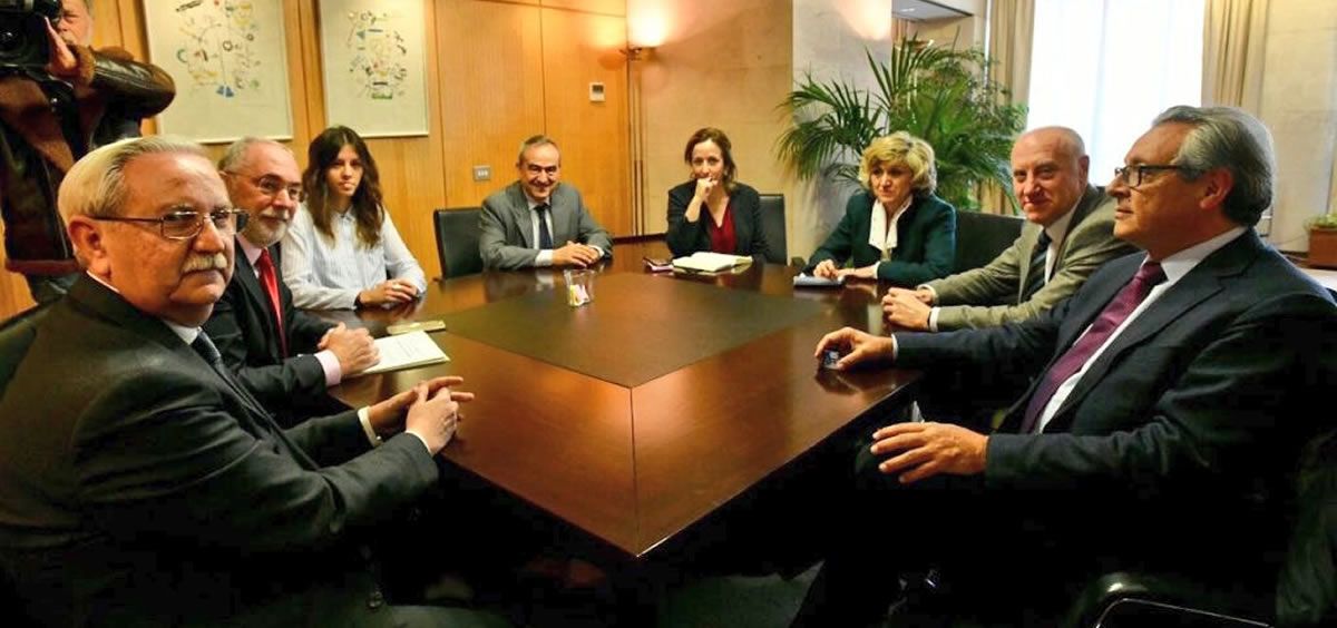Imagen del encuentro entre la ministra de Sanidad, María Luisa Carcedo y los responsables del Foro de la Profesión Médica y CESM.