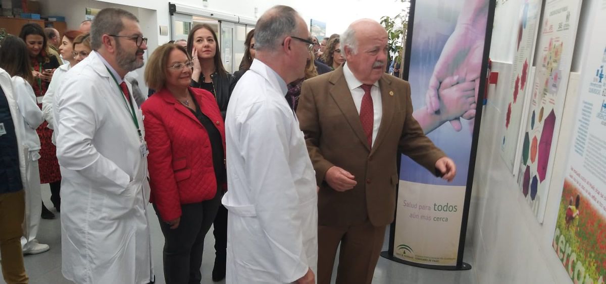 El consejero de Salud y Familias, Jesús Aguirre, durante su visita al Hospital de Montilla