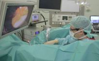El doctor Enrique Rijo, responsable de la unidad de próstata del Servicio de Urología, aplicando el tratamiento