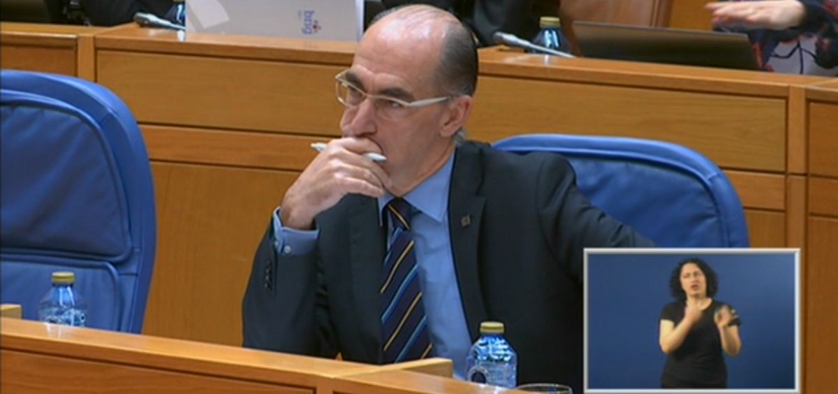 El consejero de Sanidad, Jesús Vázquez Almuiña, en el pleno del Parlamento de Galicia de este martes.
