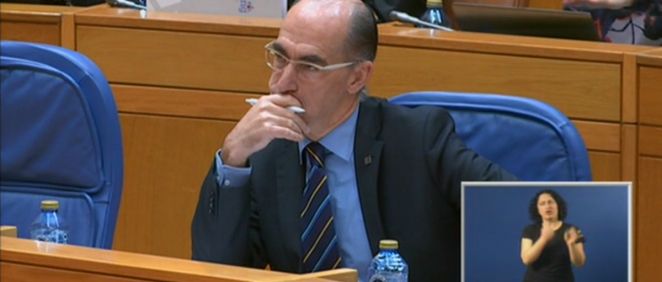 El consejero de Sanidad, Jesús Vázquez Almuiña, en el pleno del Parlamento de Galicia de este martes.