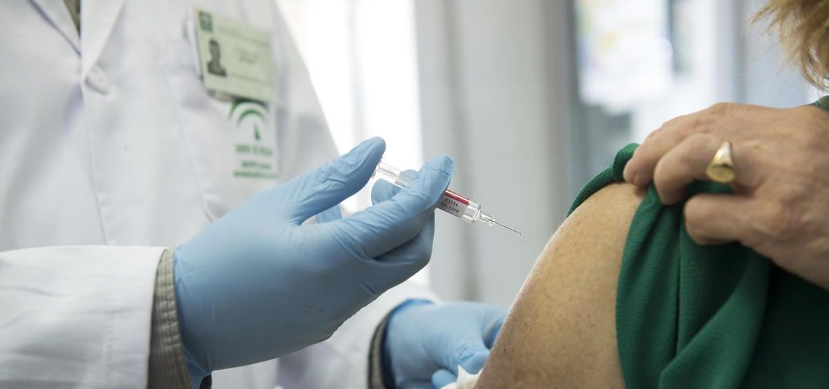 La vacunación por meningitis B se encuentra en fase de estudio por parte del Comité Asesor de Vacunas y Andalucía aspira a un calendario de vacunación óptimo adaptado a las necesidades de la población actual.