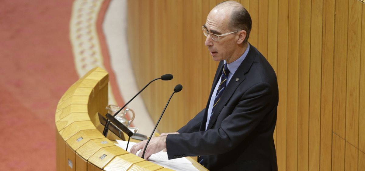 El consejero de Sanidad, Jesús Vázquez Almuiña, ayer durante su intervención en el Parlamento de Galicia.