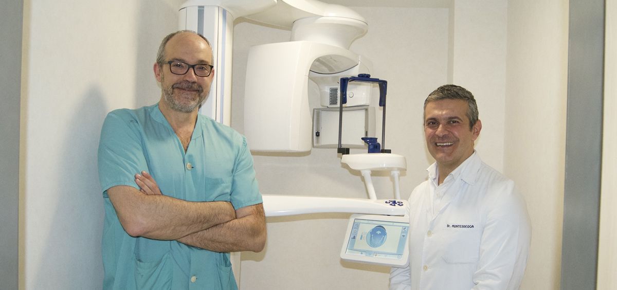 Los doctores José Luis Cebrián y Néstor Montesdeoca con el escáner