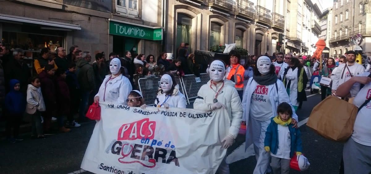 Una instantánea de la comparsa de los PACs gallegos en el desfile de Entroido de Santiago.