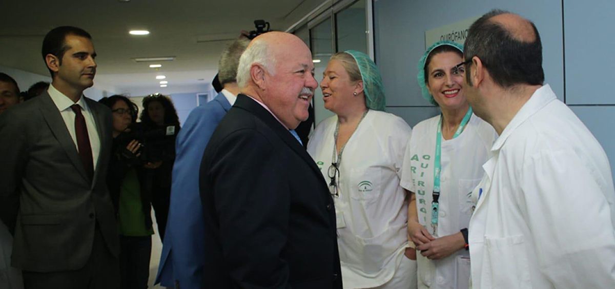 El consejero de Salud y Familias, Jesús Aguirre, durante su visita al hospital almeriense de Torrecárdenas