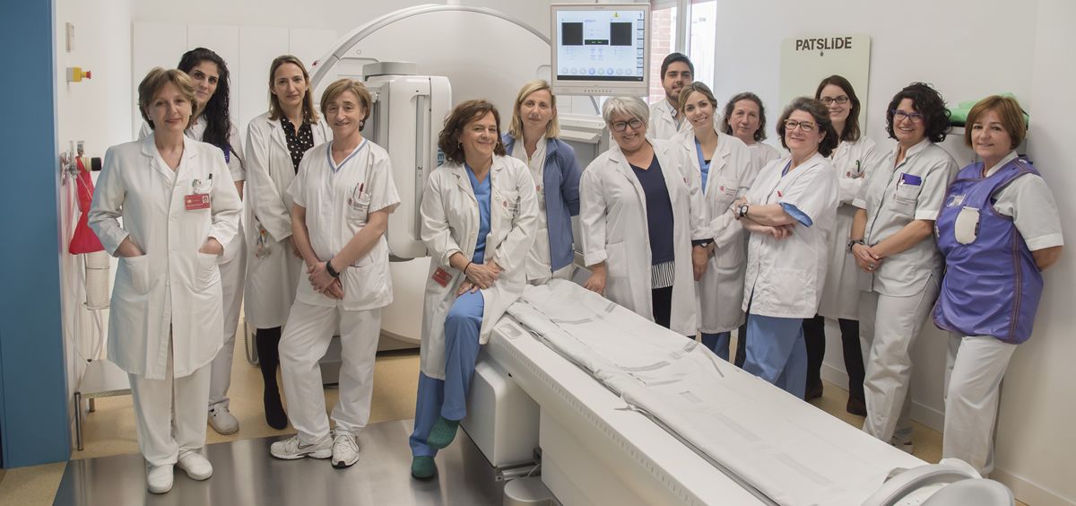 El equipo del Servicio de Medicina Nuclear del Complejo Hospitalario de Navarra junto a la nueva gammacámara