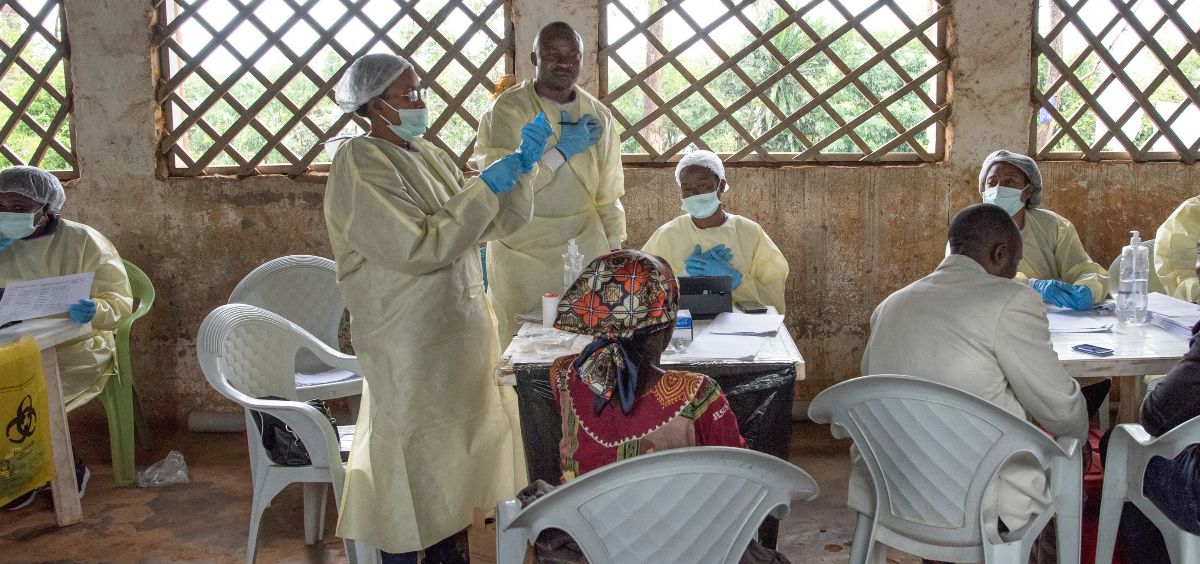 Médicos de la OMS llevando a cabo medidas preventivas contra el ébola en la República Democrática del Congo