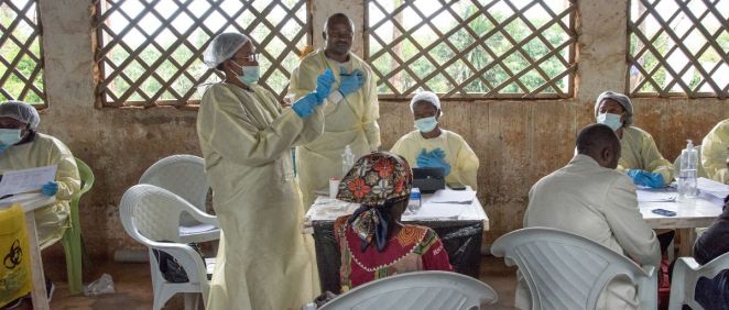 Médicos de la OMS llevando a cabo medidas preventivas contra el ébola en la República Democrática del Congo (Foto. OMS)