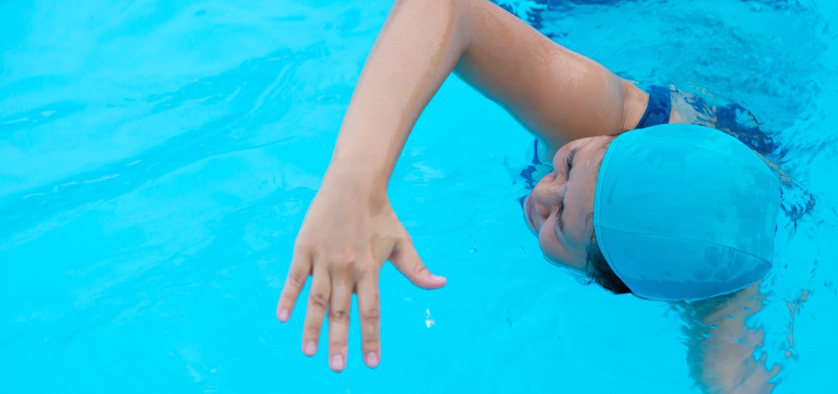 Ejercicios como la natación o el pilates son recomendados para esta patología