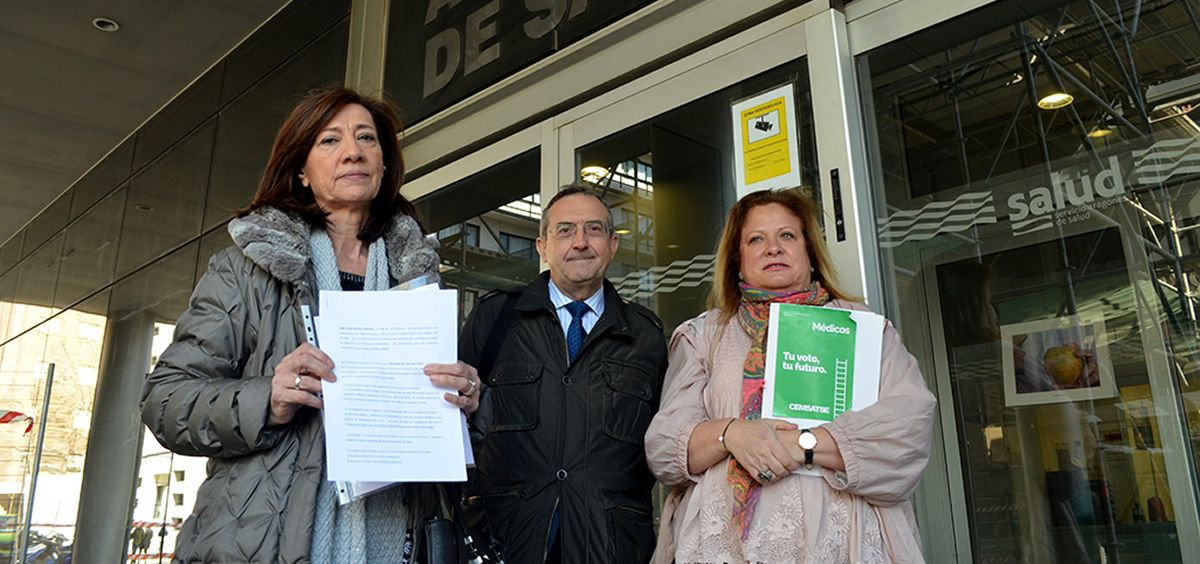 Los representantes de Cemsatse, a la salida de su reunión con el Servicio Aragonés de Salud, donde han presentado el escrito de preaviso de huelga
