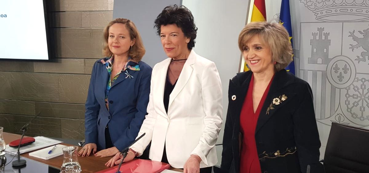 María Luisa Carcedo (d), ministra de Sanidad, junto a Nadia Calviño (i), ministra de Economía, e Isabel Celaá, portavoz.