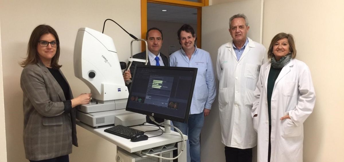 Profesionales oftalmólogos del Centro de Salud Delicias Sur con el equipamiento