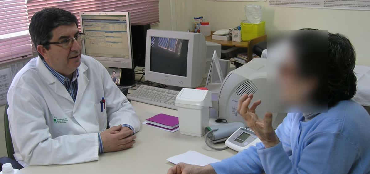 Médico de Extremadura atendiende a una paciente con enfermedad crónica compleja
