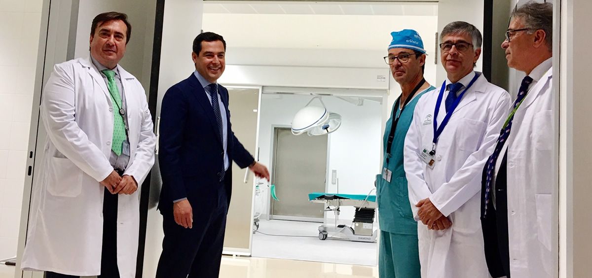El presidente de la Junta de Andalucía, Juanma Moreno, durante una visita al Hospital Valle del Guadalhorce (Foto. Junta de Andalucía)