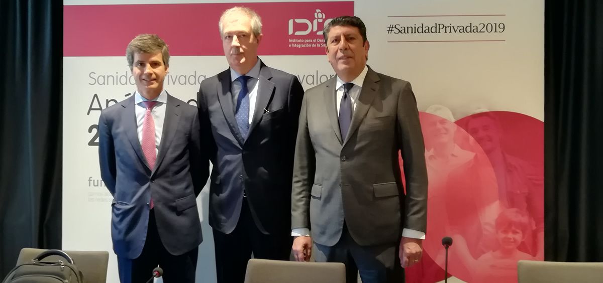 De izquierda a derecha: Adolfo Fernández-Valmayor, Luis Mayero y Manuel Vilches, representantes de la Fundación IDIS, este martes en Madrid