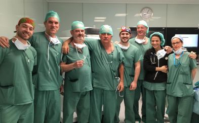 Dres Muguruza y Fernández (3º y 2º por la izda), junto al resto del equipo que realizó la intervención de Cirugía Torácica con el nuevo Da Vinci