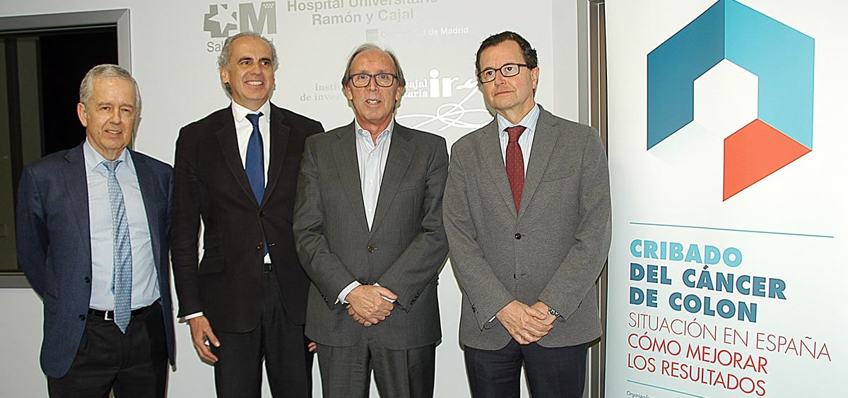 El consejero de Sanidad de la Comunidad de Madrid, Enrique Ruiz Escudero, segundo por la izquierda, durante la clausura de la Alianza para la Prevención del Cáncer de Colon.