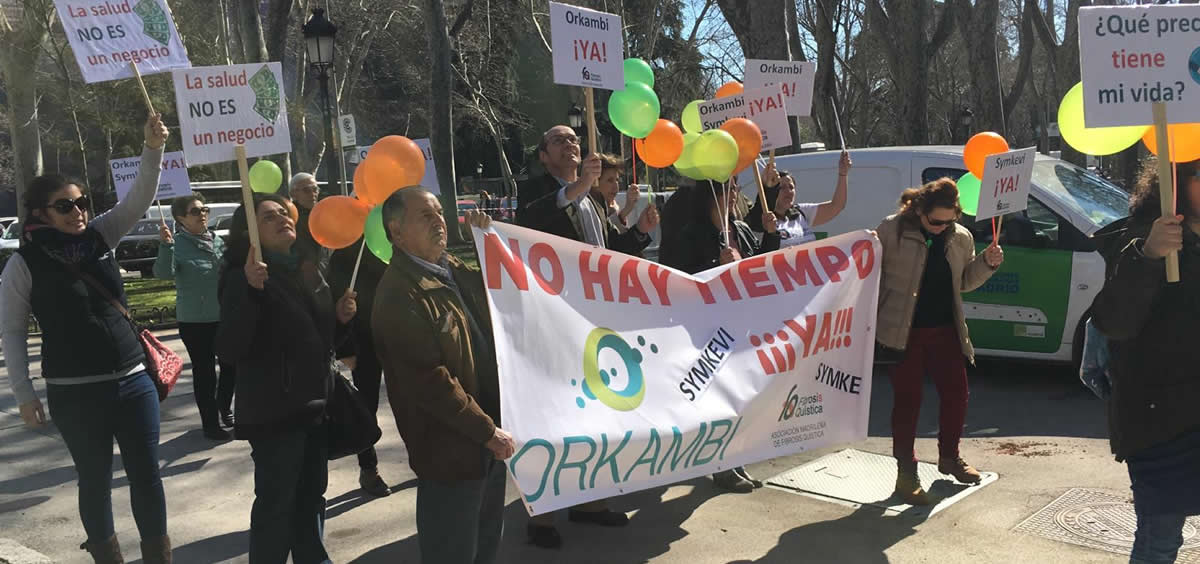 Manifestación de pacientes y familiares con Fibrosis Quística se concentrarán frente al Ministerio de Sanidad. (Foto. AMFQ)