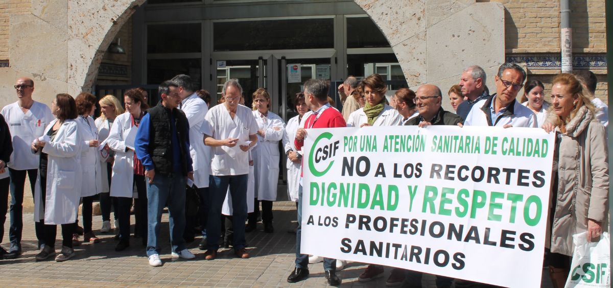 Varios sanitarios protestando ante las puertas de un centro de salud en Valencia