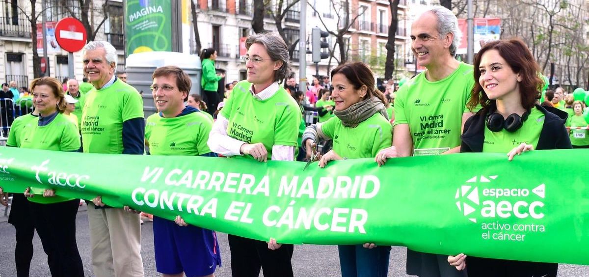 El consejero de Sanidad de la Comunidad de Madrid, Enrique Ruiz Escudero, instantes antes de dar comienzo la VI Carrera Madrid Contra el Cáncer