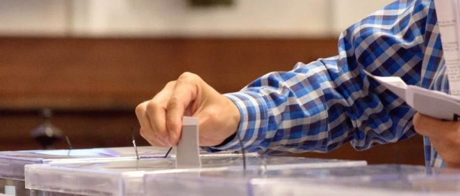 Ciudadano introduciendo su voto durante las elecciones. (EP)