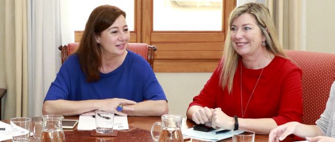 Francina Armengol, presidenta de Baleares, junto a Patricia Gómez, consejera de Salud