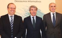 Enrique Ruiz Escudero (d), consejero de Sanidad de la Comunidad de Madrid, junto a Ángel Garrido (c), presidente madrileño, y César Chiva, director general de Executive Fórum España.