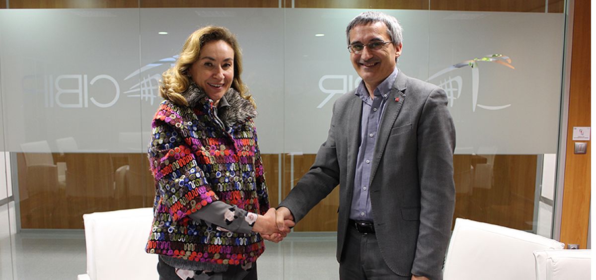 La consejera de Salud, María Martín, y el rector de la Universidad de La Rioja, Julio Rubio, en la firma del acuerdo