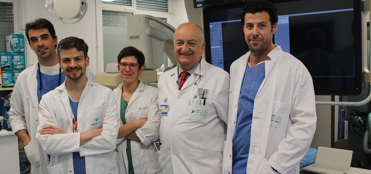 Los dres. Crespo y Gándara (1º y 2º por la dcha) junto a otros profesionales del Servicio de Radiología Vascular e Intervencionista de la FJD que participaron en la operación