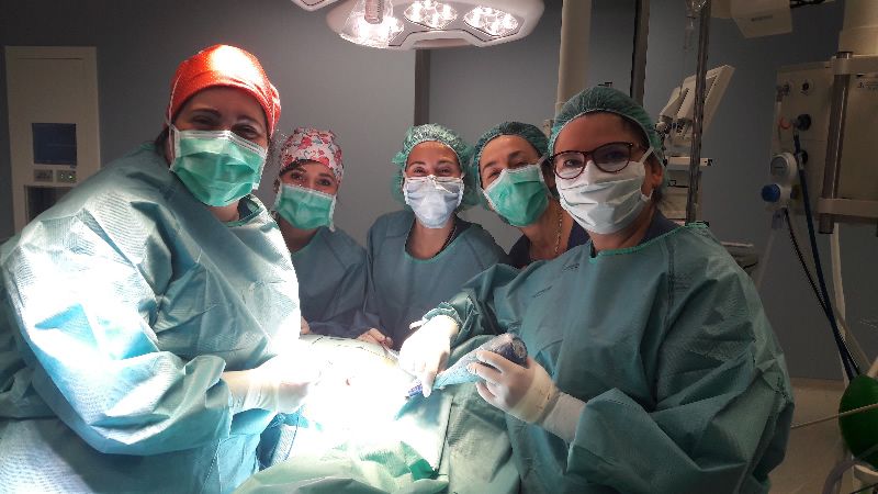 La Dra. Noguero (centro) junto al equipo que realizó la intervención, en quirófano