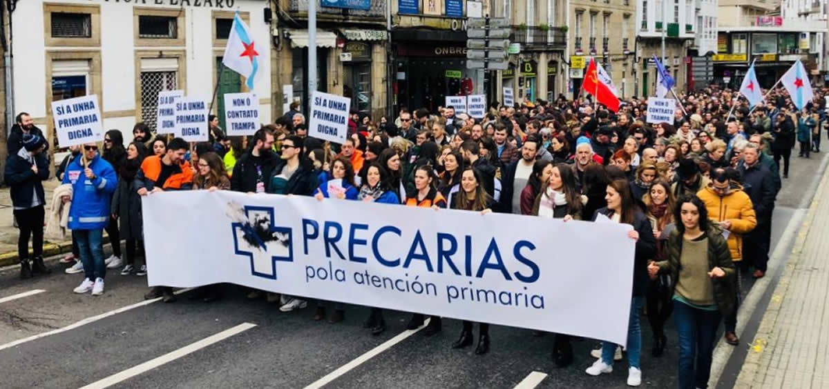 El colectivo Precarias por la Atención Primaria en una de las manifestaciones realizadas en Santiago de Compostela en defensa de la sanidad pública.