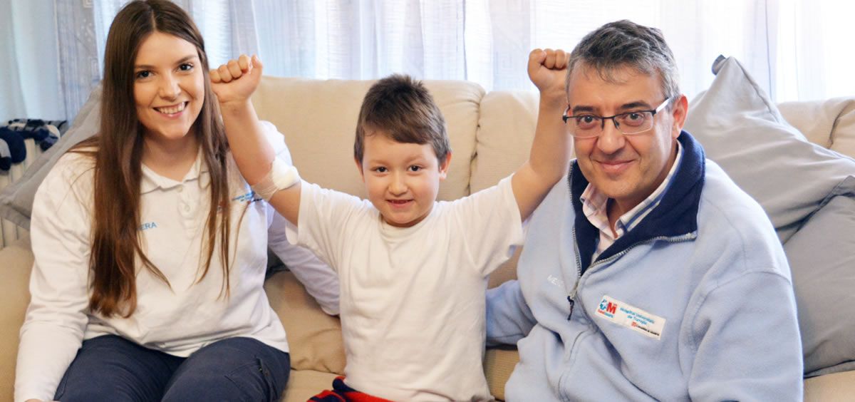 Nicolás, paciente de 7 años, tras recibir el tratamiento en su casa