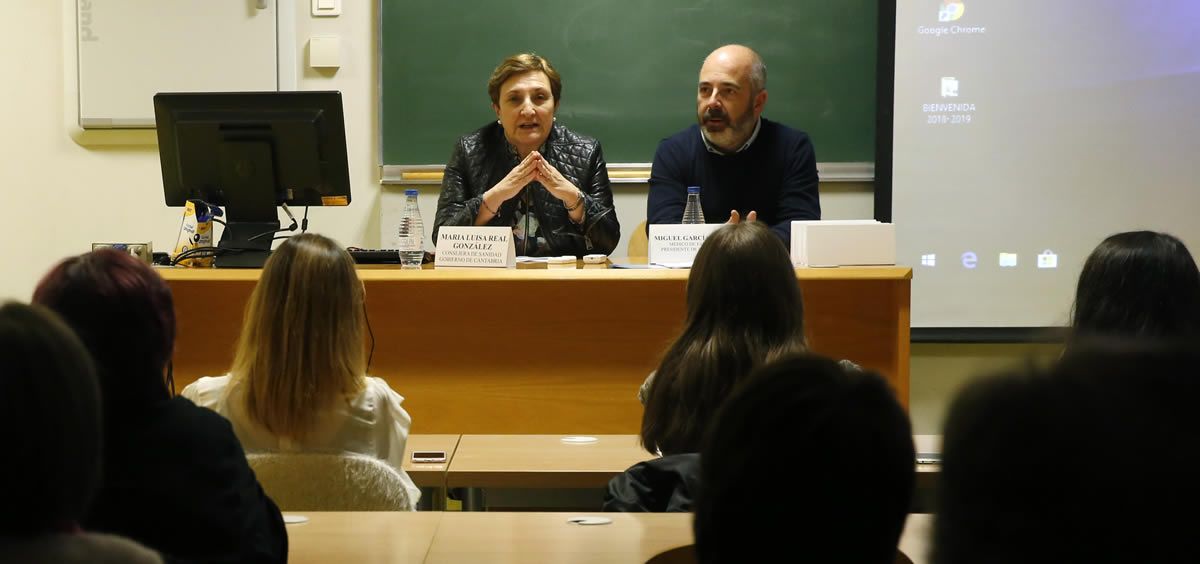 María Luisa Real, consejera de Sanidad de Cantabria, y Miguel García Ribes, presidente de la SCMFyC