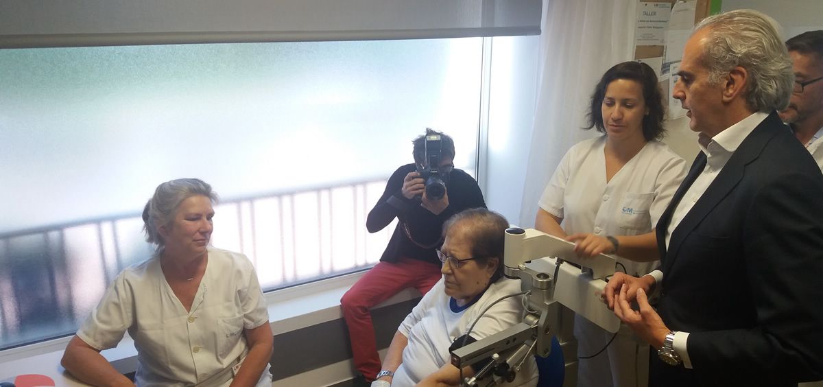El consejero de Sanidad, Enrique Ruiz Escudero, visitando el nuevo robot del Hospital de Guadarrama