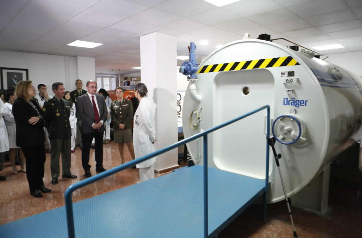 El presidente Javier Lambán, visitando la cámara hiperbárica del Hospital Militar