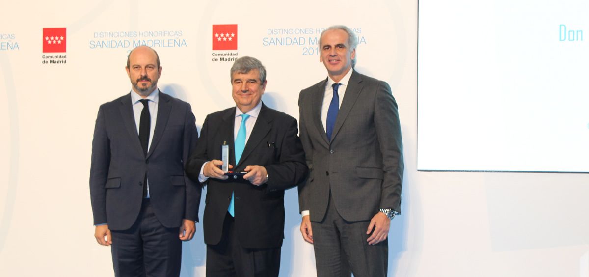 Pedro Rollan, presidente en funciones de C. Madrid, junto a Enrique Ruiz Escuero y el galardonado Jeronimo Farre