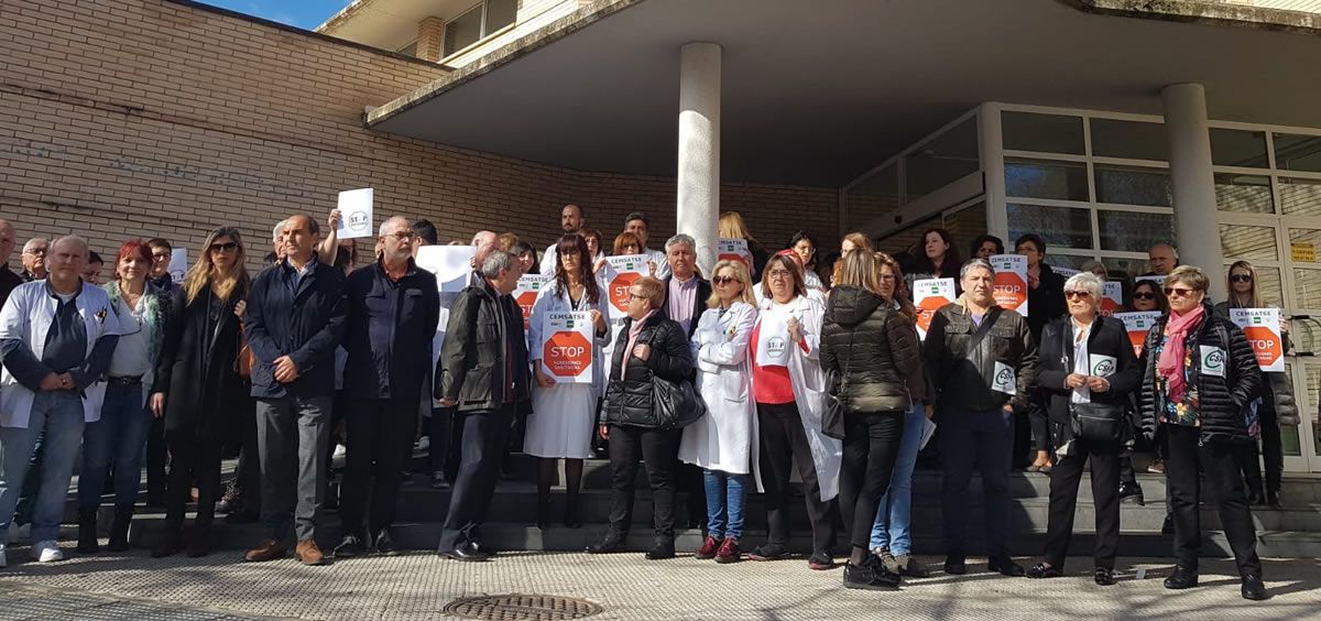 Médicos de Zaragoza protestando por las escasas medidas de seguridad ante las agresiones