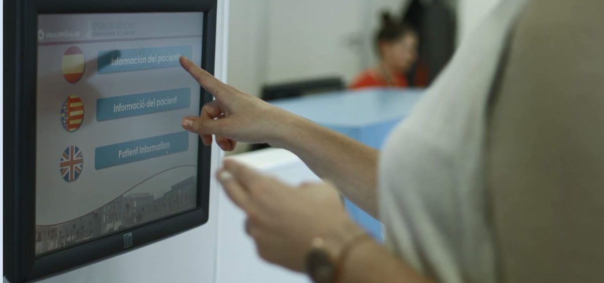 Torrevieja y Vinalopó disponen de pantallas táctiles para que los familiares conozcan el estado de los pacientes